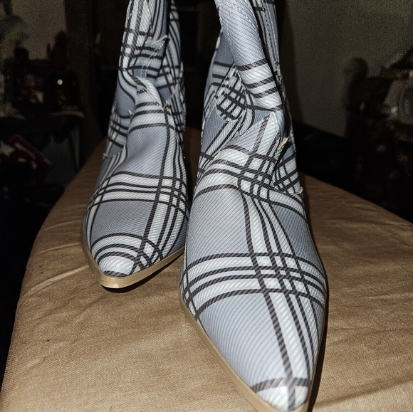 Cape Robbin Grey Plaid Cowgirl Boots, Like New - Picture 5 of 8